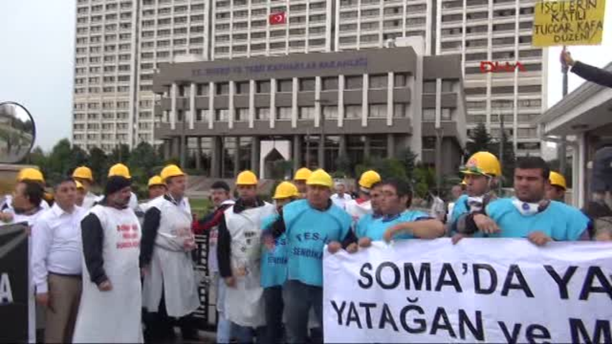 Enerji Bakanlığı Önündeki Zincirli Eyleme Polis Müdahalesi