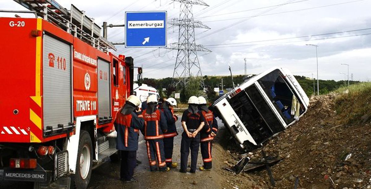 Eyüp\'te Otobüs Devrildi: 22 Yaralı