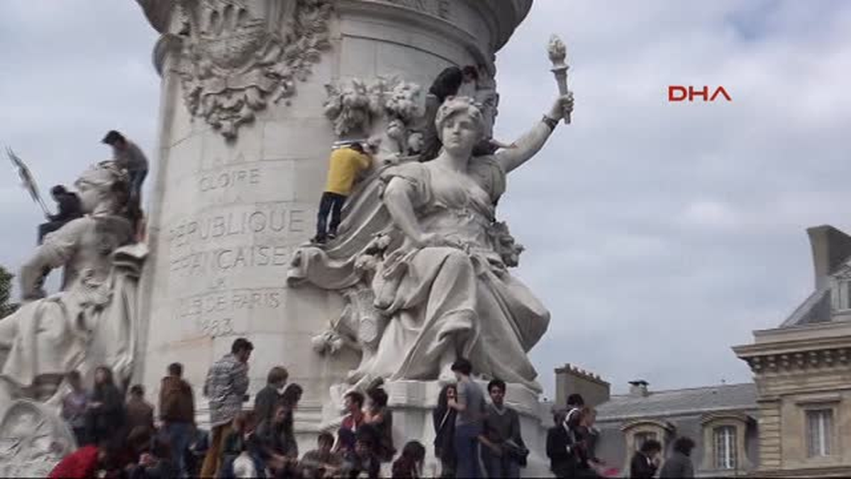 Fransa\'da Binlerce Öğrenci Le Pen\'i Protesto Etti