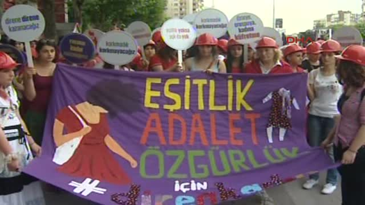 Gezi\'nin Birinci Yılında Bursa\'da Kırmızı Giyen Kadınlar Yürüdü