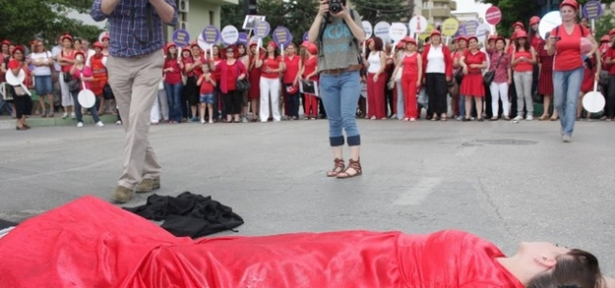 Gezi Olaylarının Yıldönümünde Bursa\'da Kırmızı Giyen Kadınlar Yürüdü