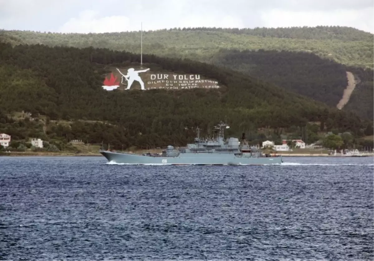 İki Rus Savaş Gemisi Çanakkale Boğazı\'ndan Geçiş Yaptı