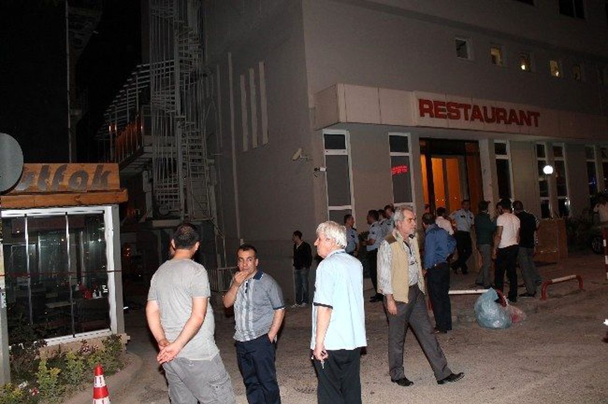 İzmit\'te Kafede Çıkan Yangın Paniğe Neden Oldu