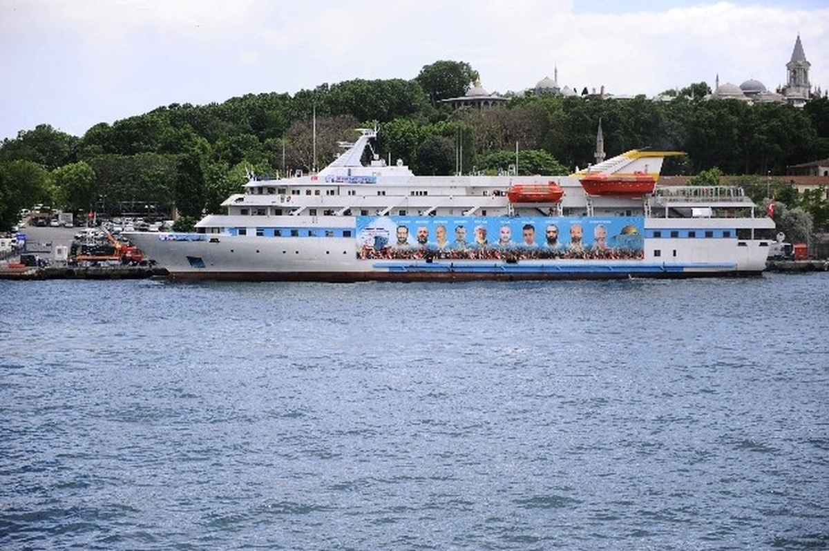 Mavi Marmara Şehitlerinin Fotoğrafları Gemiye Asıldı