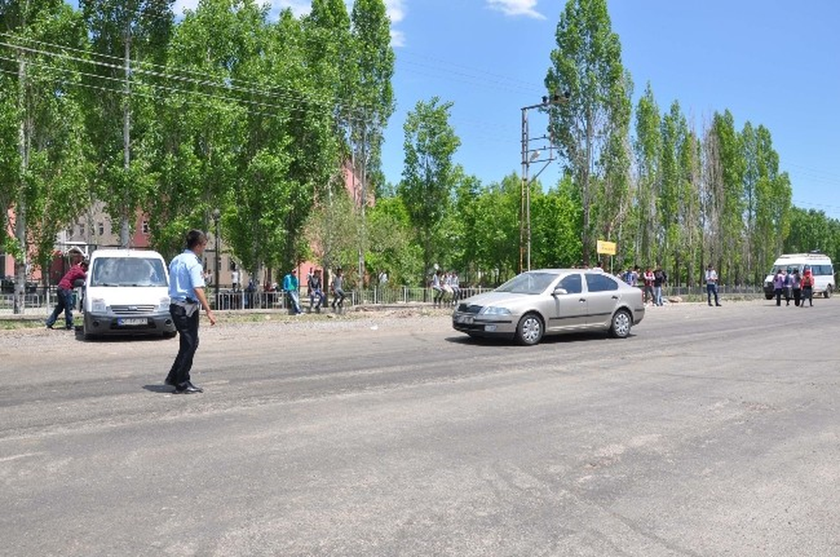 Muş\'ta Yol Kapatma Eylemi