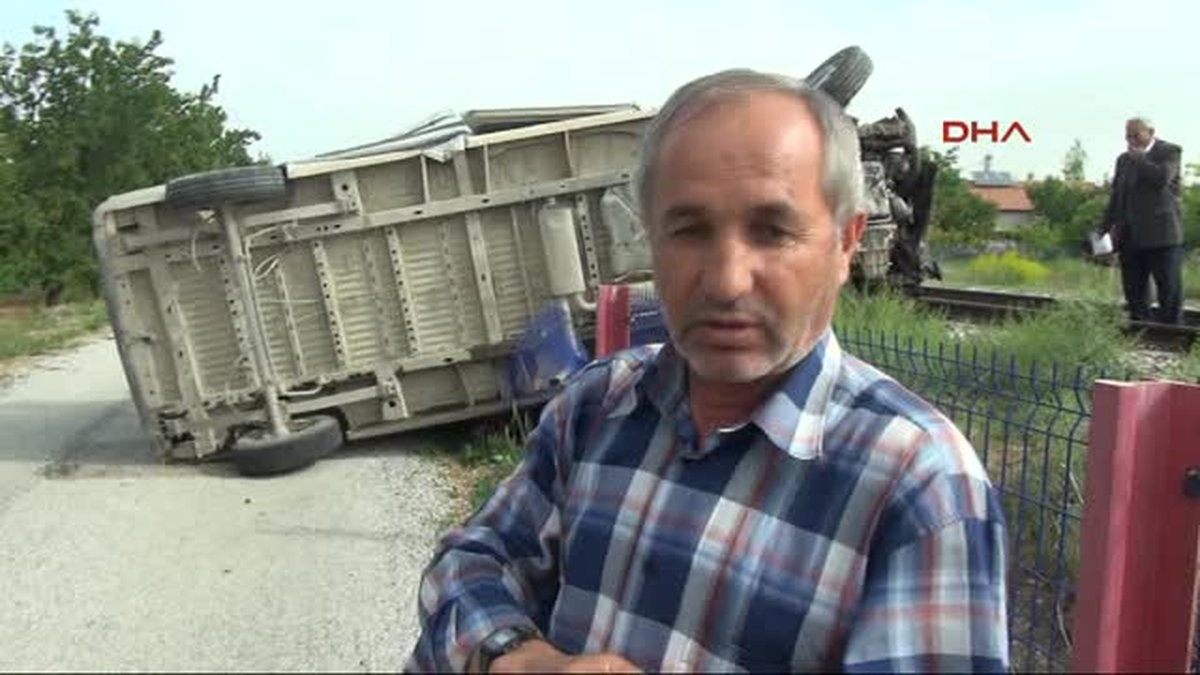 Öğrenci Servisi Tren Yoluna Uçtu 2 Yaralı