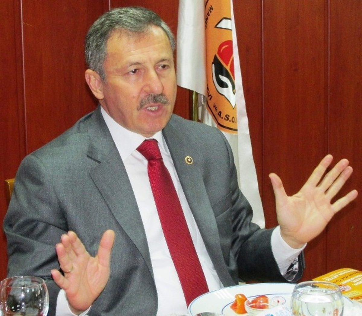 Özdağ\'dan Çocukları Kaçırılan Annelerin Eylemine Destek