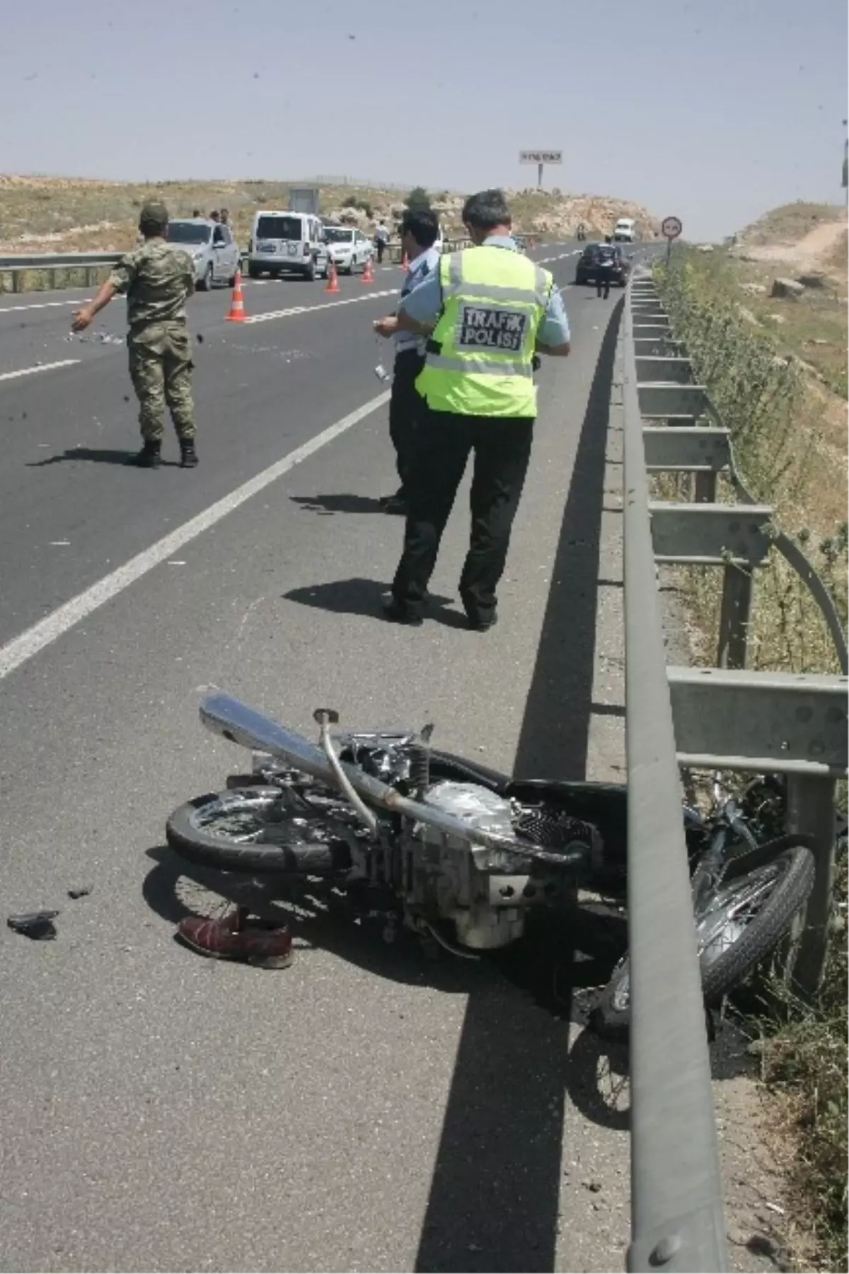 Polislerin Bulunduğu Otomobil Motosikletle Çarpıştı: 2 Yaralı