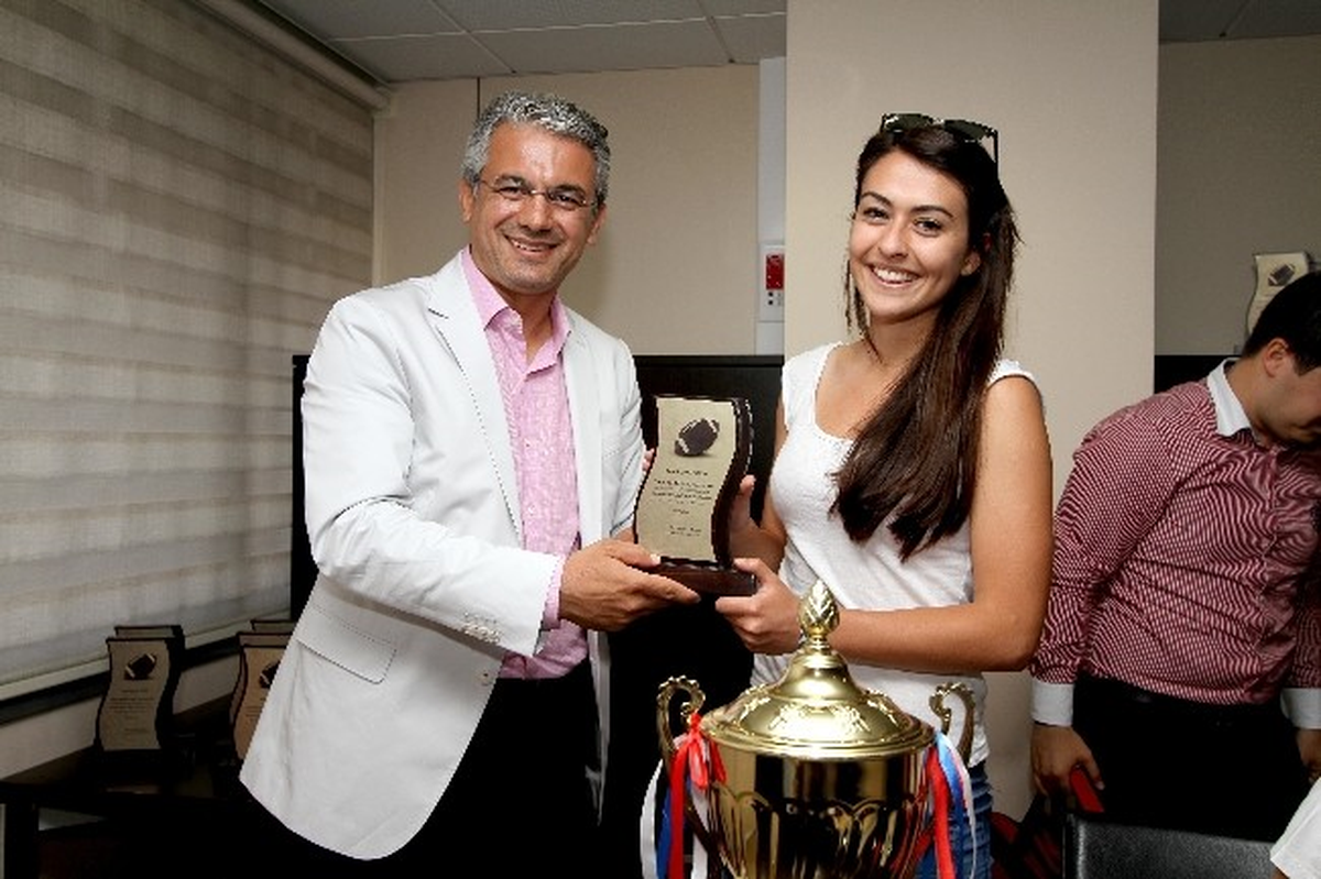 Rugbyci Şampiyon Kızlardan Akpınar\'a Ziyaret