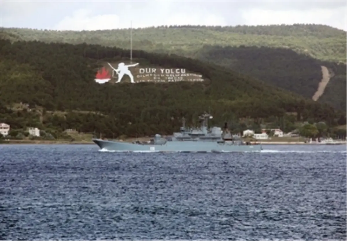 Rus Donanmasına Ait İki Gemi Çanakkale Boğazı\'ndan Geçti