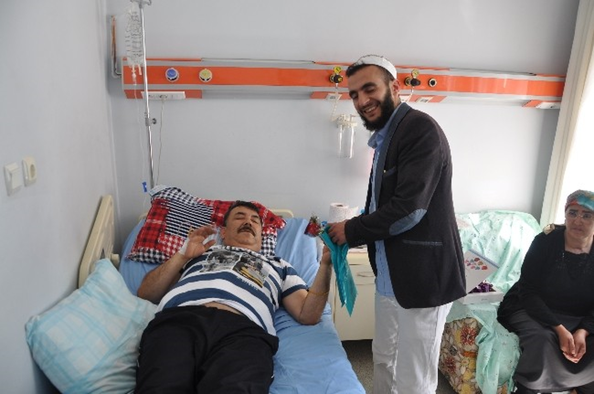 Semerkand Vakfı, Hastalara Çiçek Dağıttı