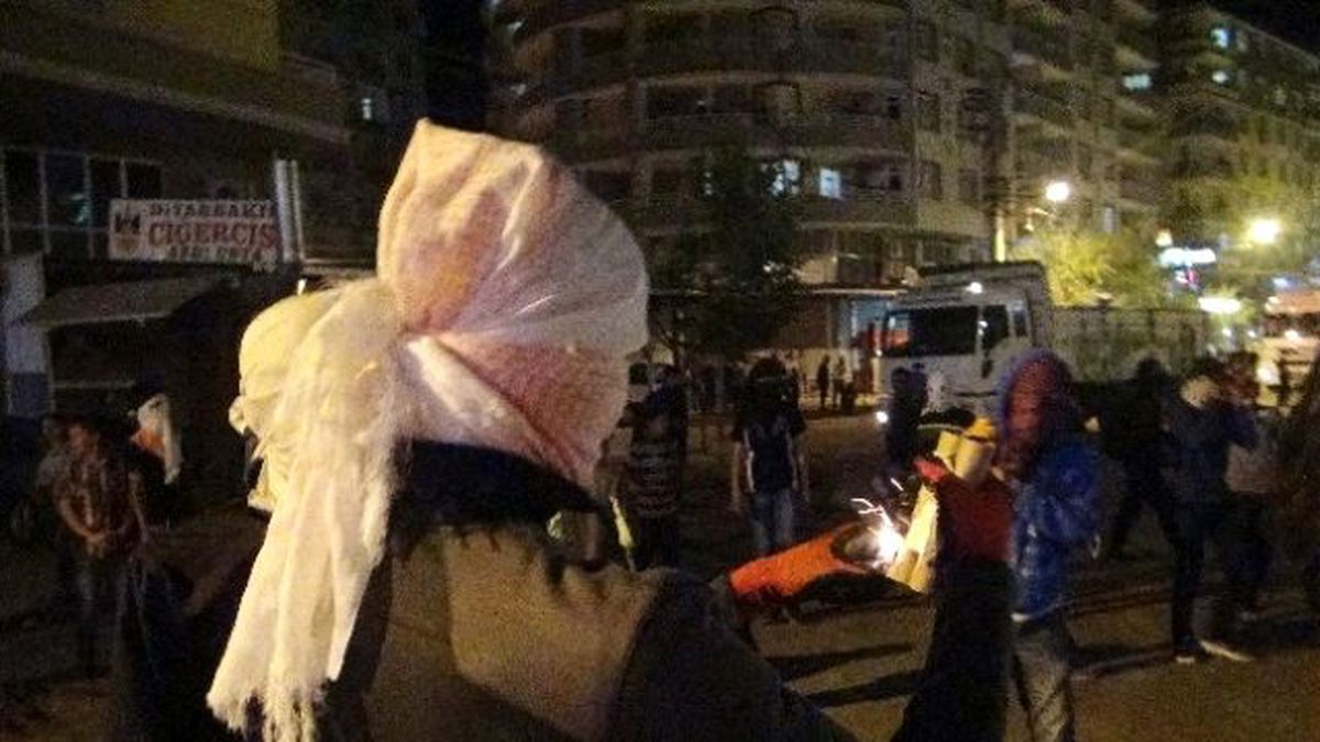 Silvan\'da Olaylar Çıktı: 2 Polis Yarandı