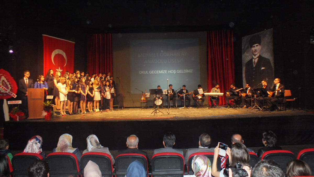 Sivas\'ta Öğrencilerden Türk Halk Müziği Konseri