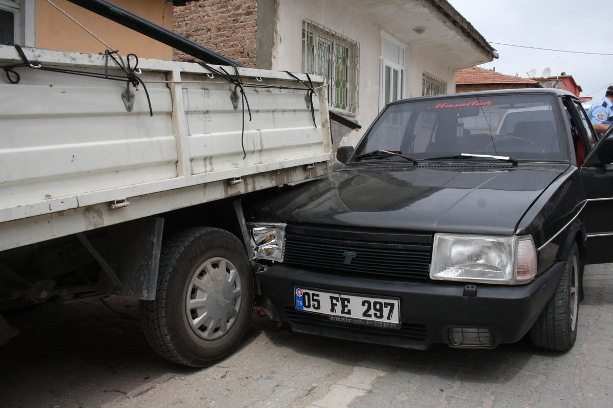 Otomobil Sürücüsü Direksiyon Başında Kalp Krizi Geçirdi
