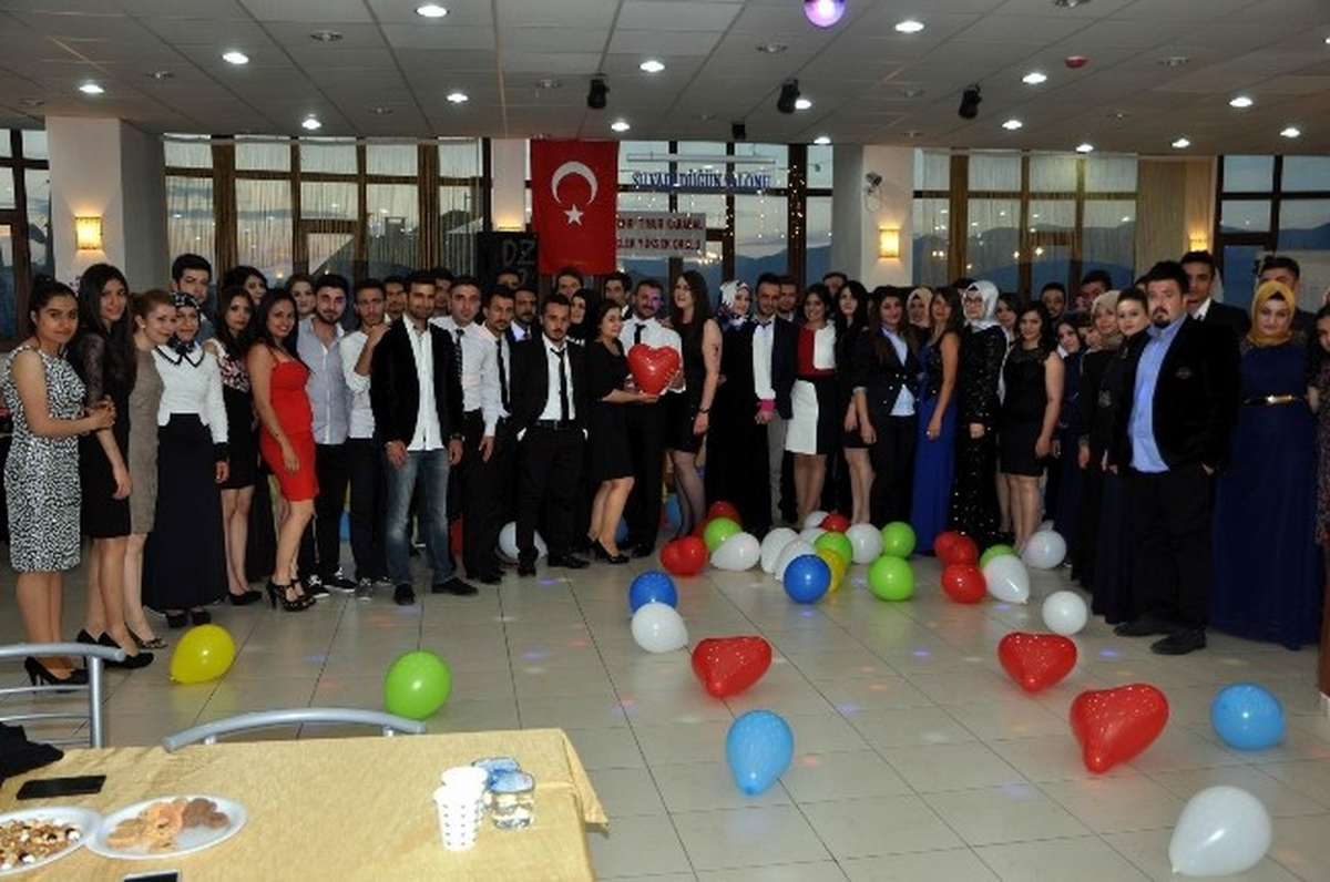 Suşehri Myo\'da Mezuniyet Balosu Gerçekleştirildi