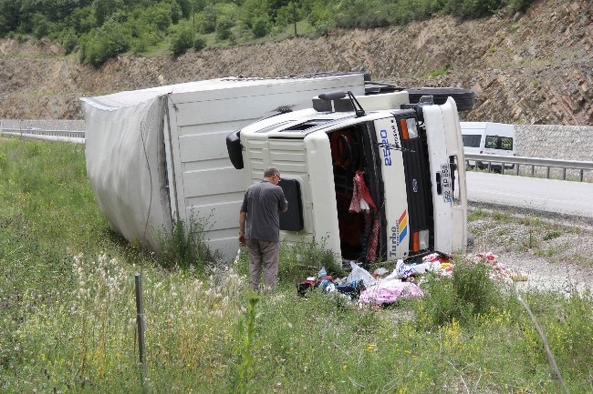 Samsun\'da Tekstil Yüklü Kamyon Devrildi: 2 Yaralı