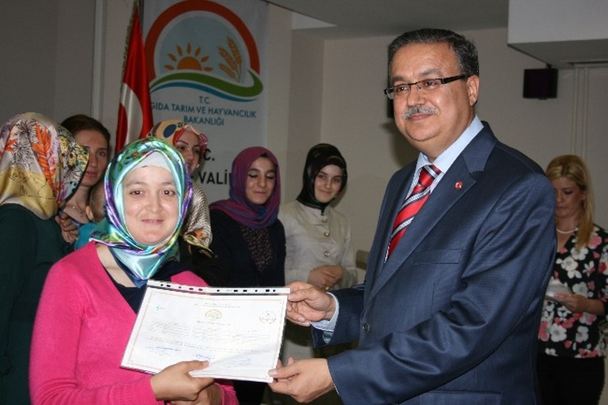 Törenle Sertifikalarını Aldılar