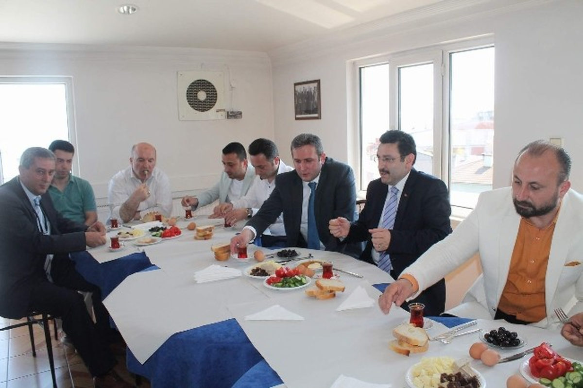 Trabzon Kuyumcular ve Saatçiler Odası Yönetimi Ortahisar Belediye Başkanı Genç\'le Kahvaltıda Buluştu