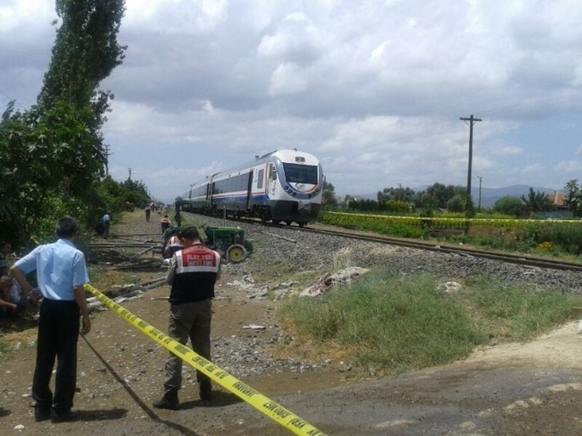 Tren Traktöre Çarptı: 1 Ölü