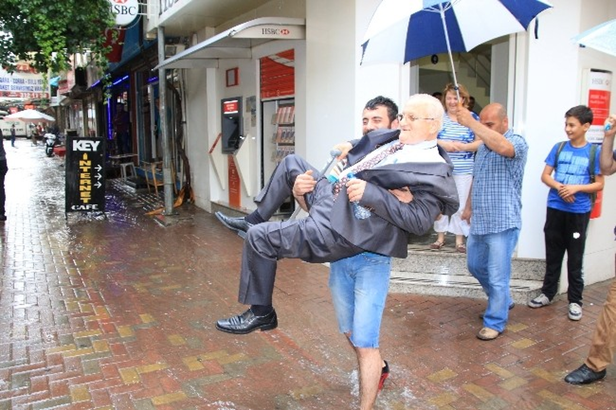 Uyanık Öğrenci Yağmuru Fırsat Bildi