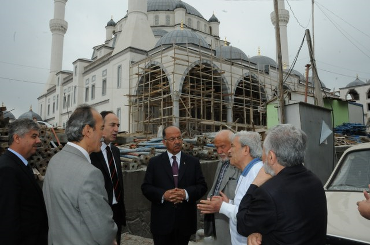 Vali Kolat ve Belediye Başkanı Saygılı Yapımı Süren Camiyi Gezdi