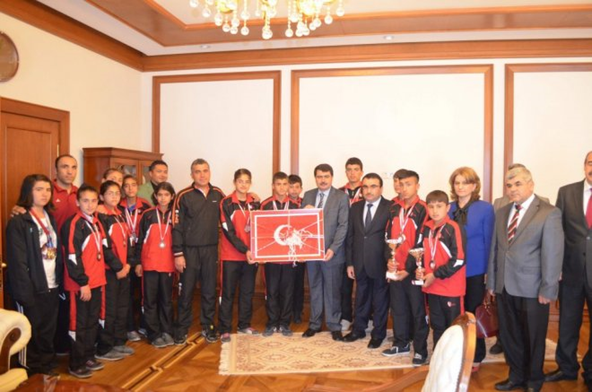 Vali Vasip Şahin, Engelli Sporculara Hediye Verdi