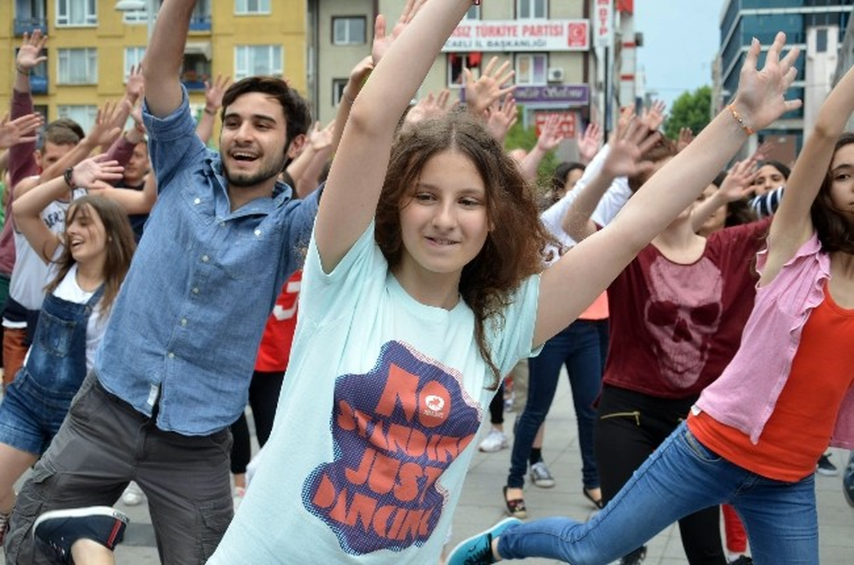 Yüzlerce Öğrenci Sokakta Dans Etti