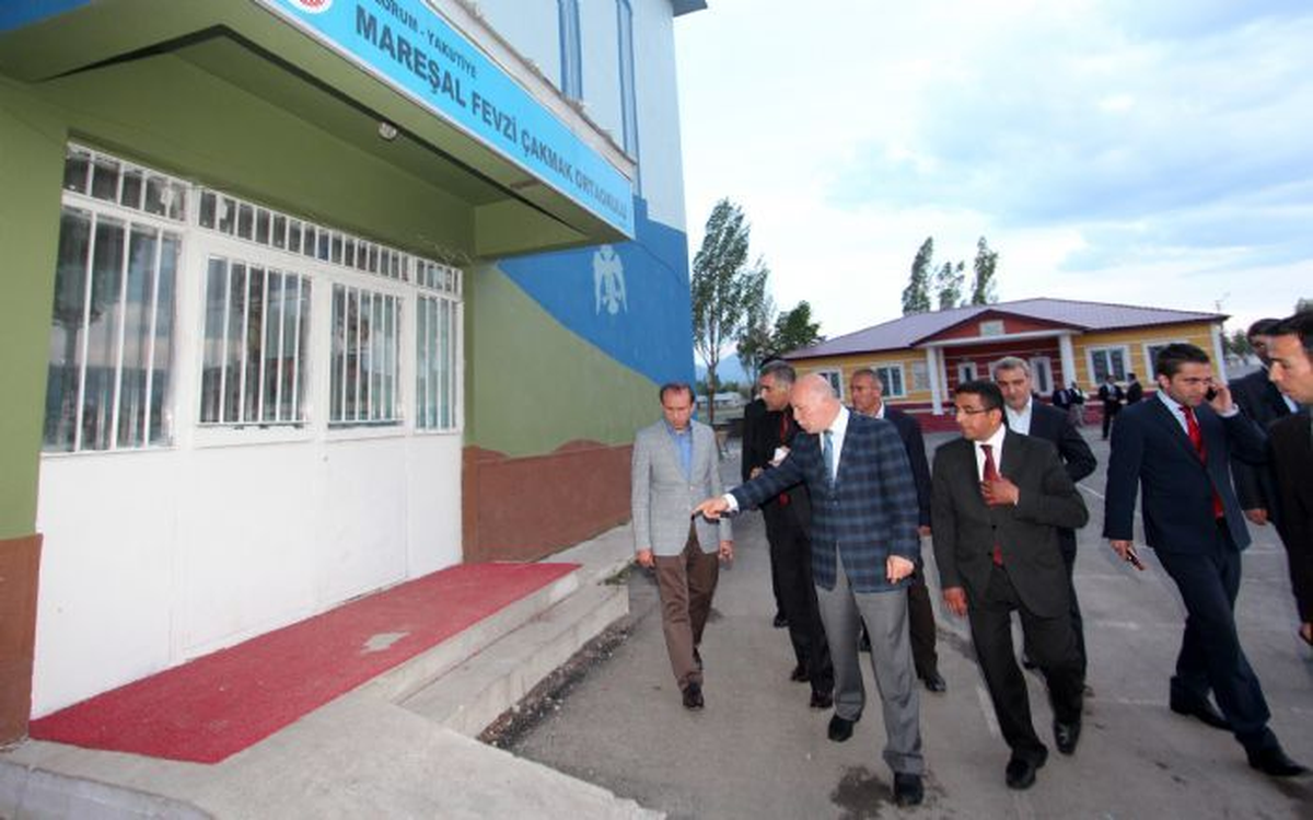 Başkan Sekmen, Çevre Düzenlemesi Yapılan Okulları Gezdi