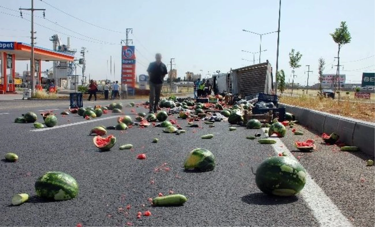 Adıyaman\'da Kamyonet Devrildi: 2 Yaralı