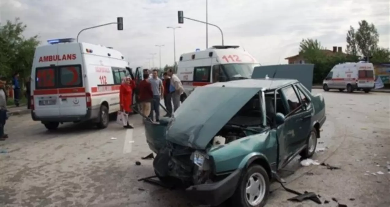 Çubuk\'ta Trafik Kazası: 10 Yaralı