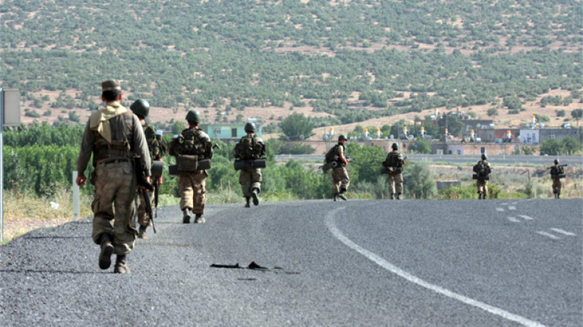 Diyarbakır\'da Çatışma: 3 Asker Yaralı