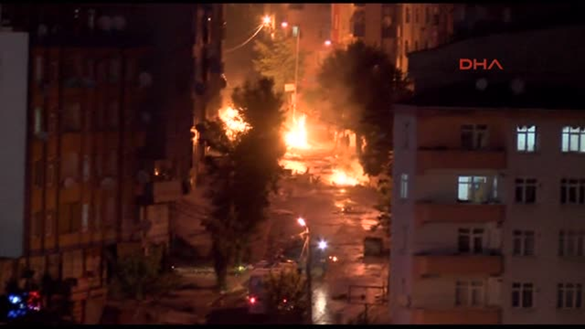 Gazi\'de Çatıdan Caddeye Molotofkokteyli Attılar