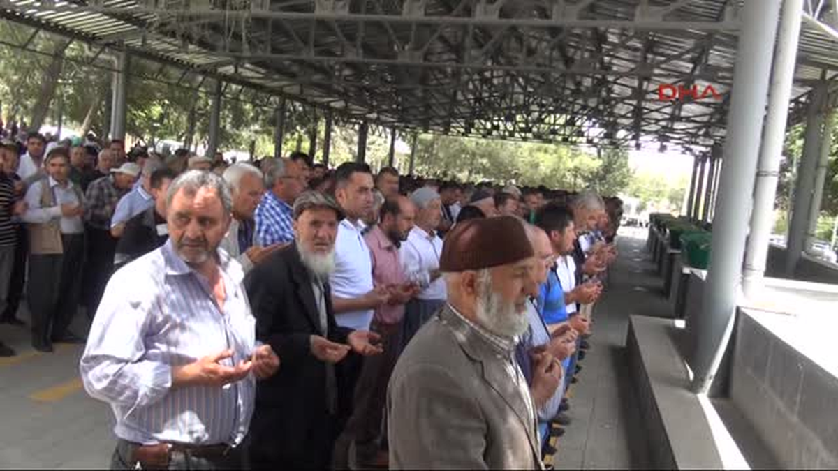 Gaziantep\'te Öldürülen Kız Kardeşler Yan Yana Gömüldü