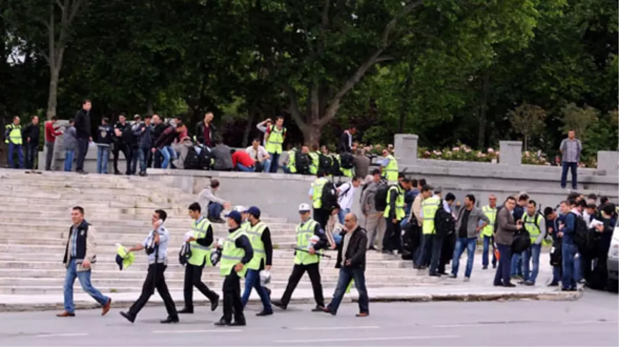 Gezi Parkı Karşısında Kitap Okuma Eylemine Polis Engeli