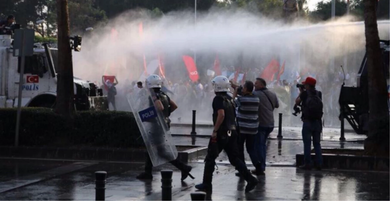 İzmir Yürüyüşe Geçti, Adana\'da Polis Müdahalesi Başladı