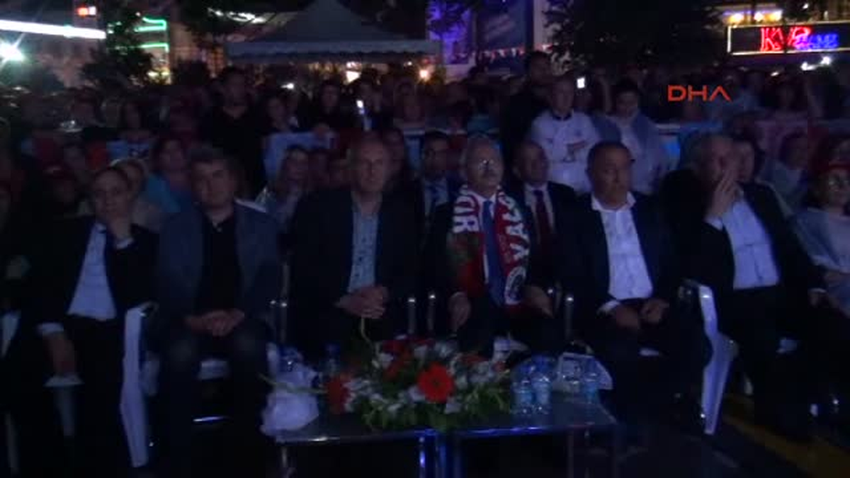 Kılıçdaroğlu Yağmur Altında Volkan Konak\'ı Dinledi