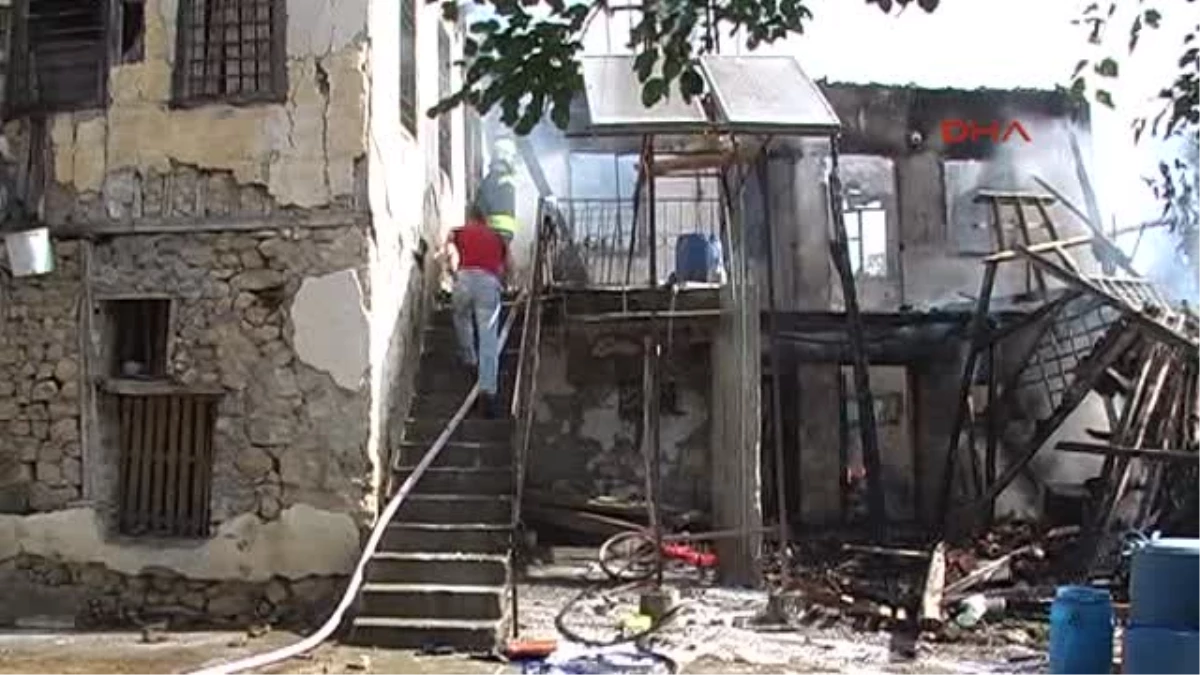 Kozan\'da Köy Meydanında Tabancayla Ateş Açtı: 4 Yaralı
