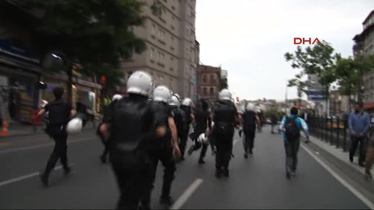 Polis Eylemcileri Kovaladı, O Yan Flüt Çalarak Protesto Etti