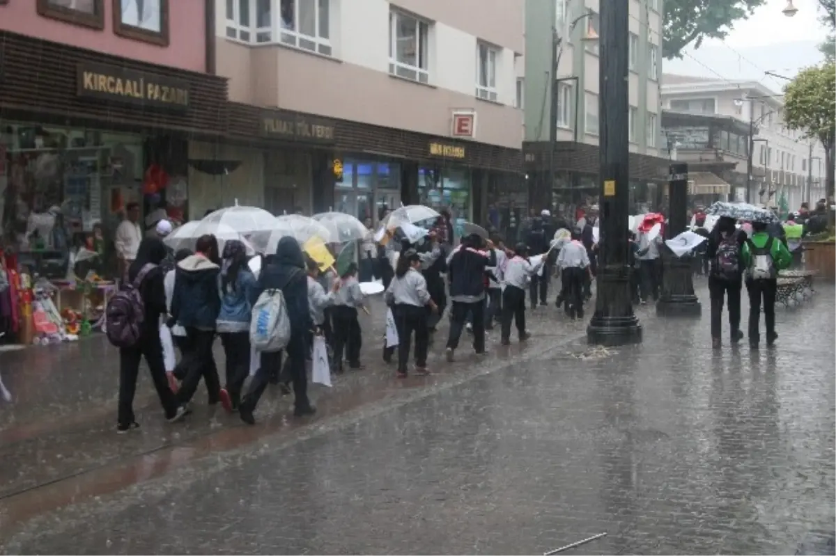 Sağanak Yağışa Aldırmayan Mehter Takımı Çalmaya Devam Etti...