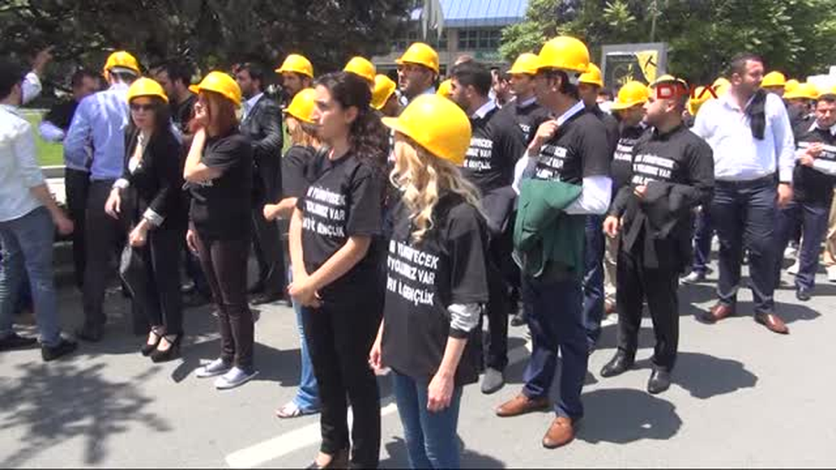 Sarısülük\'ün Hayatını Kaybetti Yere Karanfil Bırakıp, Beyaz Güvercin Uçurdular