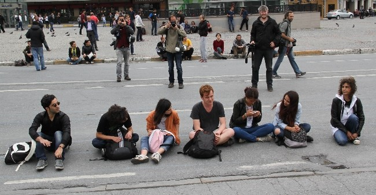 Taksim Gezi Parkı\'nda Kitap Okuma Gerginliği