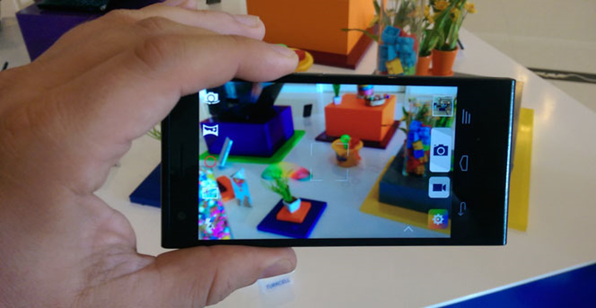 Turkcell, 4G'li Akıllı Telefonu T50'yi ve T-Fit'i Tanıttı