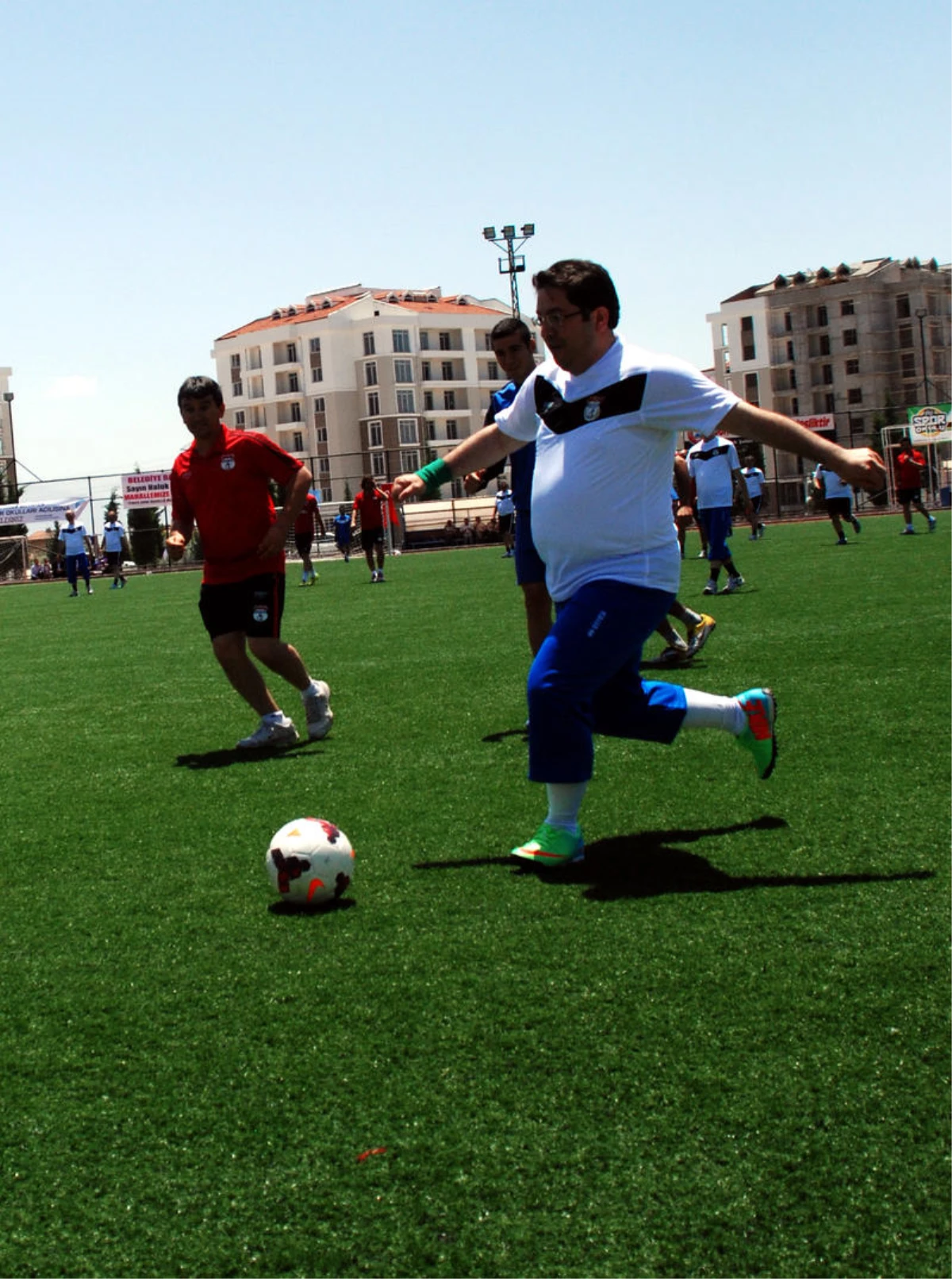 Vali, Sentetik Sahada Futbol Oynadı