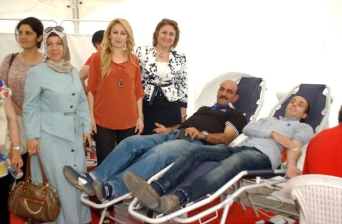 AK Parti Adana İl Kadın Kolları\'ndan Kan Bağışı Kampanyası