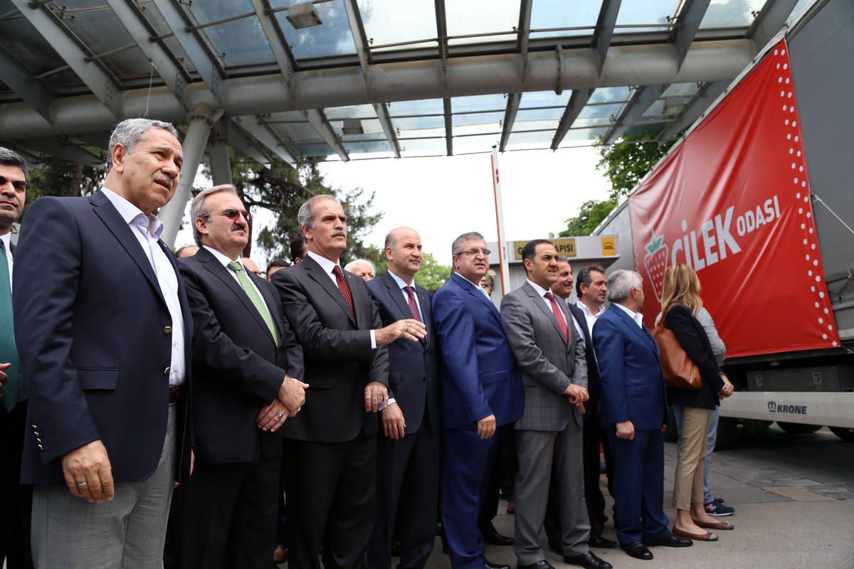Bosna Hersek\'e Yardım Tırlarının Uğurlanması Töreni
