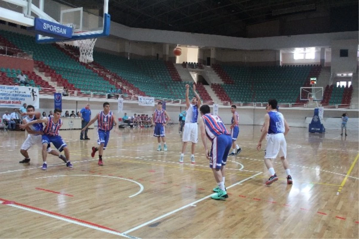Diyarbakır\'da Yapılan Basketbol Şampiyonasında Salon Boş Kaldı