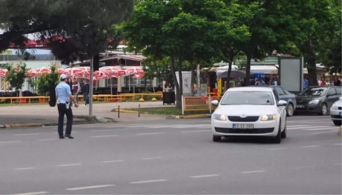 Elektrikler Gidince Polisler Trafiği Yönlendirdi