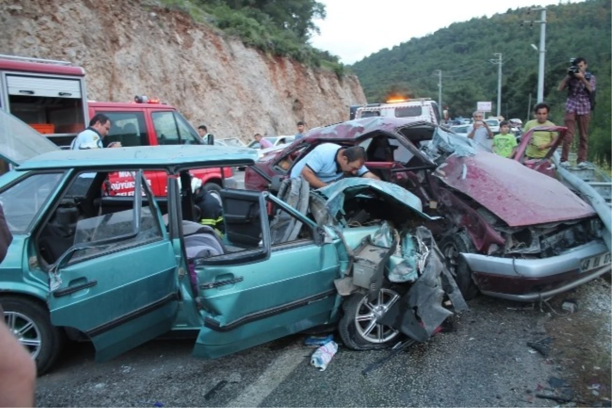 Fethiye\'de İki Araç Kafa Kafaya Çarpıştı: 2 Ölü, 3 Ağır Yaralı