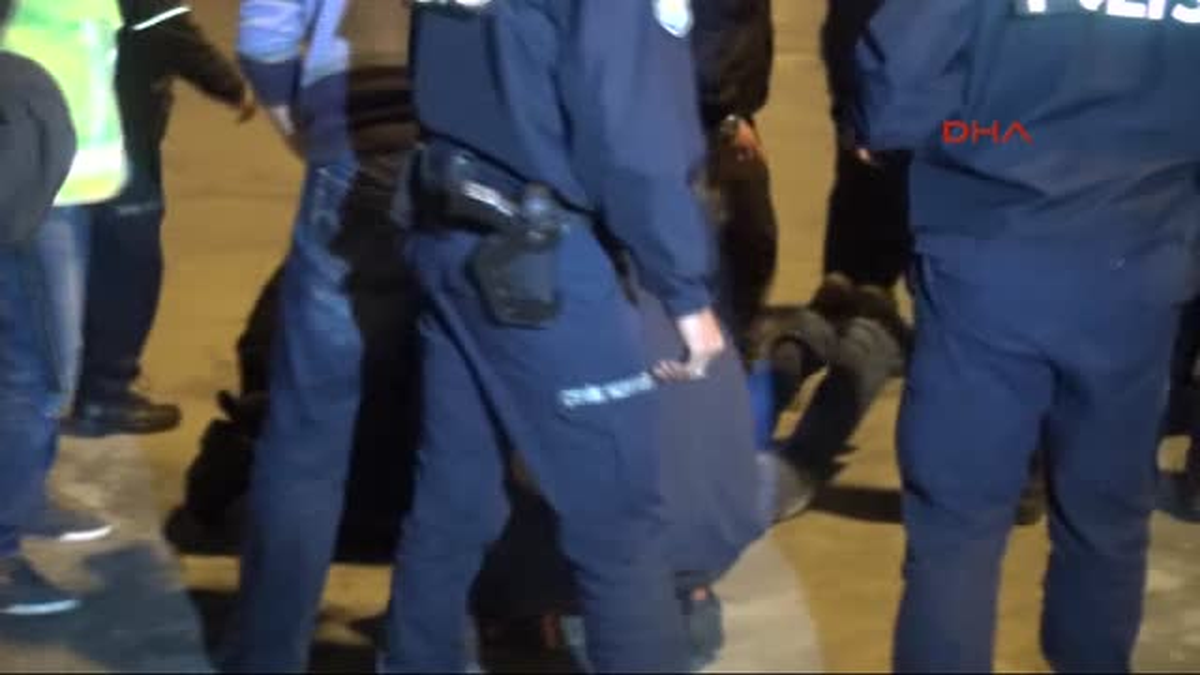 Gözaltındaki Göstericiye Sivil Tekme, Ağır Küfür