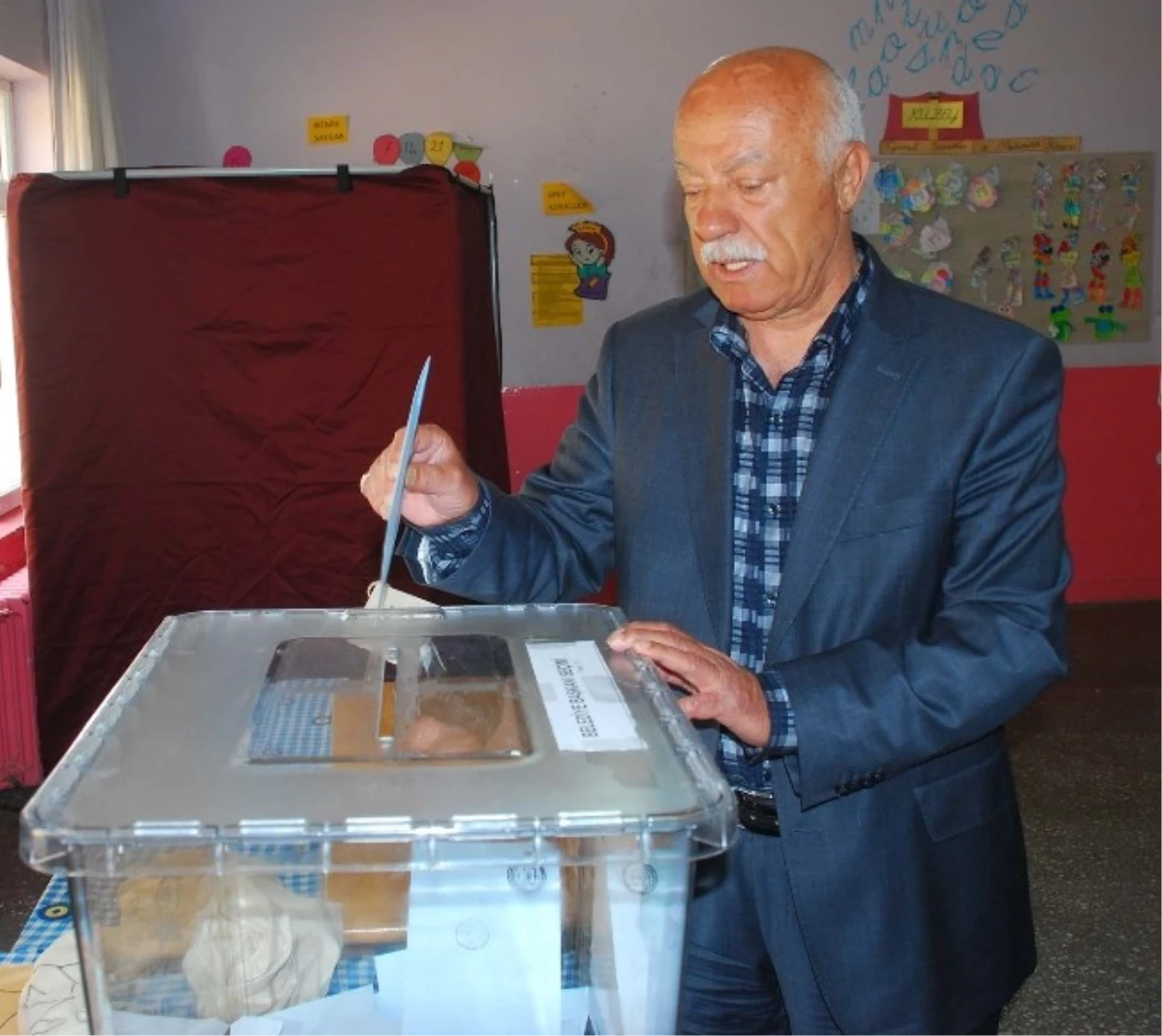 Güroymak\'ta Belediye Başkan Adayları Oylarını Kullandılar